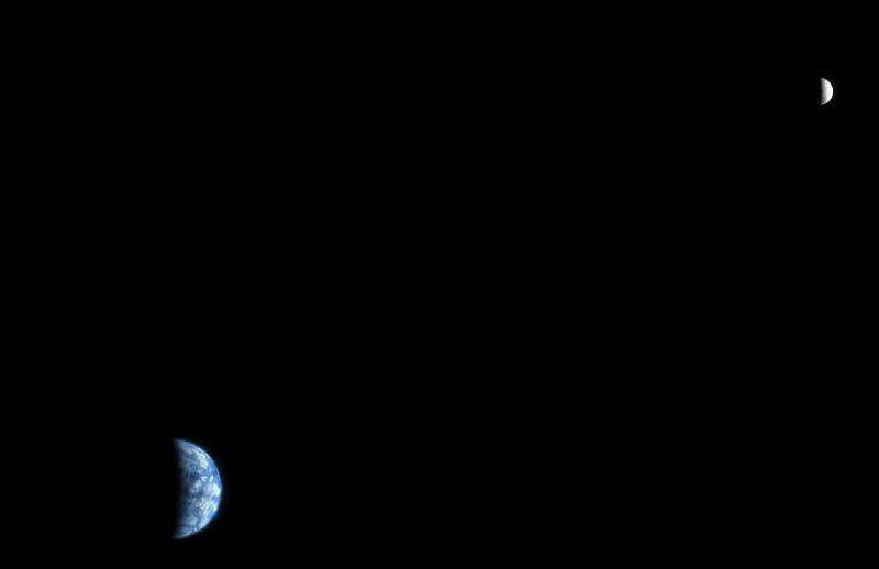 Illustration for article titled Voyager's Iconic Shot of Earth and Moon Shows How Far Space Photography Has Come